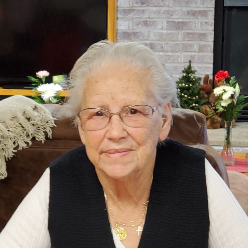 Manuela Cruff's obituary photo'